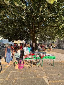 Stand solidaire lors d’un rassemblement en Bretagne, au cœur d’une mobilisation de bénévoles et de soutiens