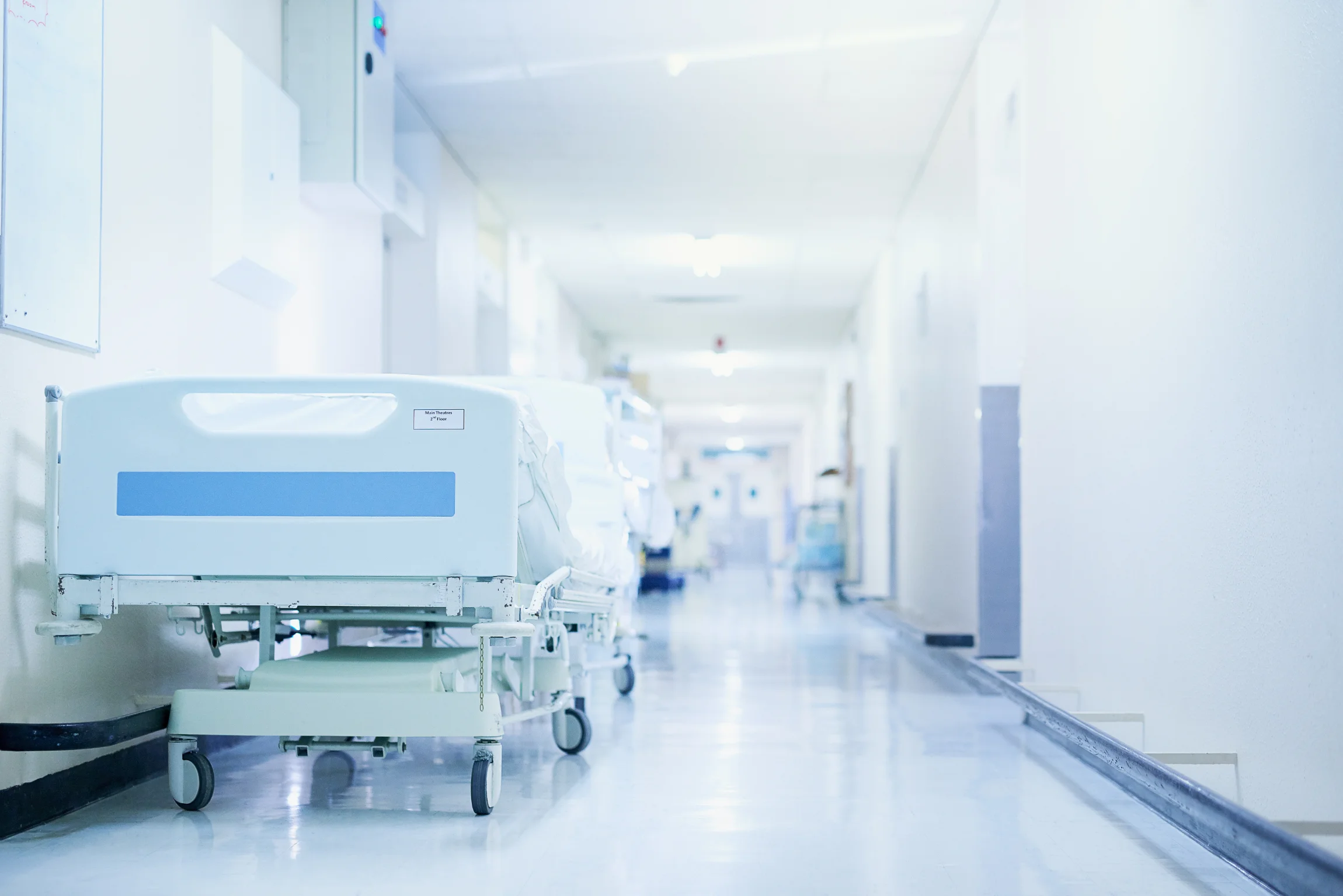 Lits disponibles dans un couloir hospitalier