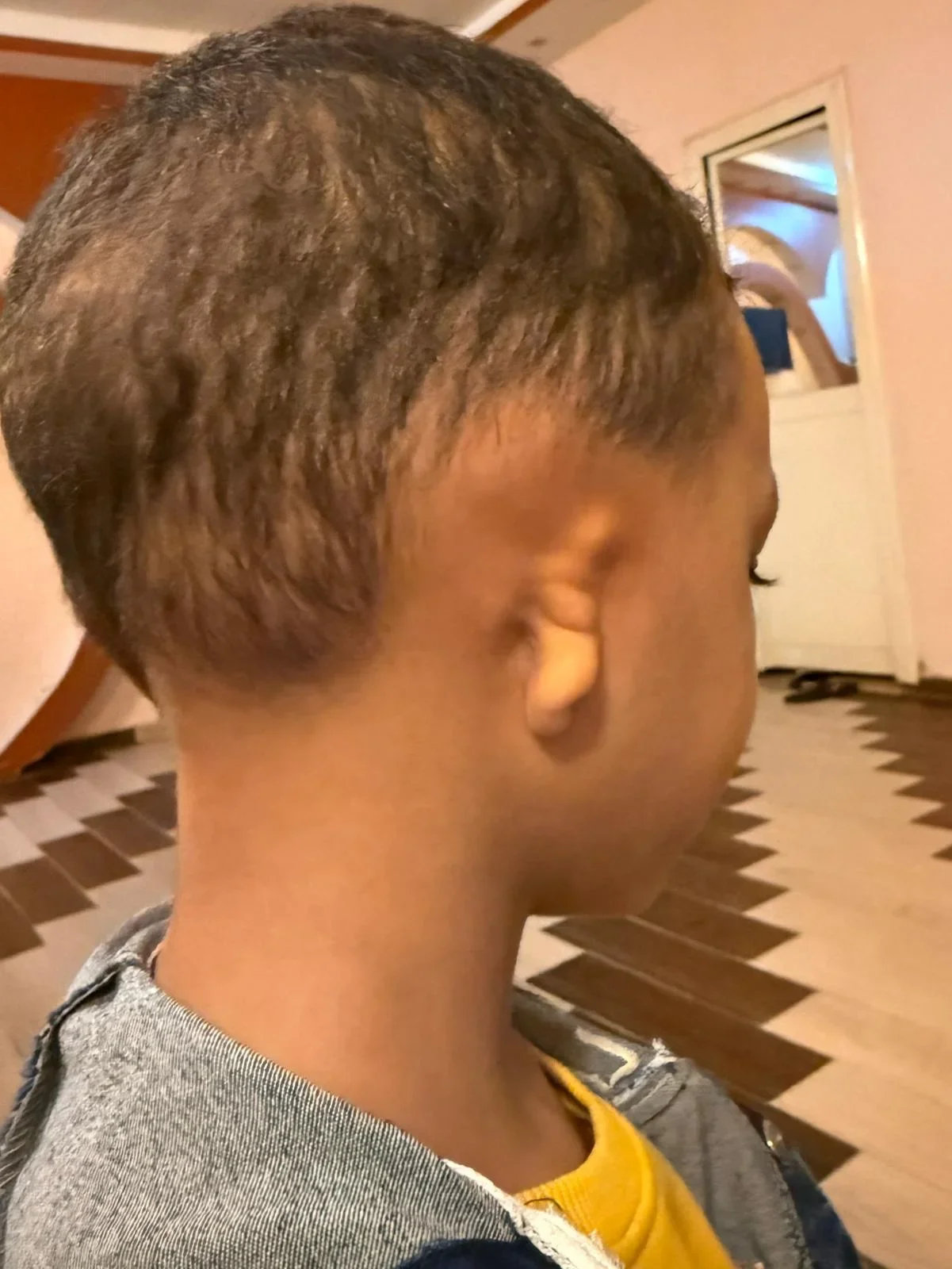 Jeune enfant palestinien photographié de dos afin de préserver son identité