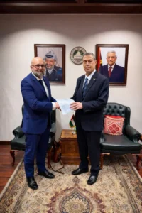 Jérôme Tinard remet le dossier de la famille Al Rayyes à M. Diab Al-Louh, ambassadeur de Palestine en Égypte, au Caire le 10 mars 2026